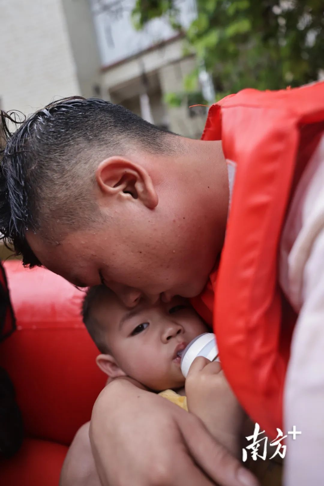 洪水围城,幼童高烧,他们接力托举救援! 洪水围城,幼童高烧,他们接力托举救援!