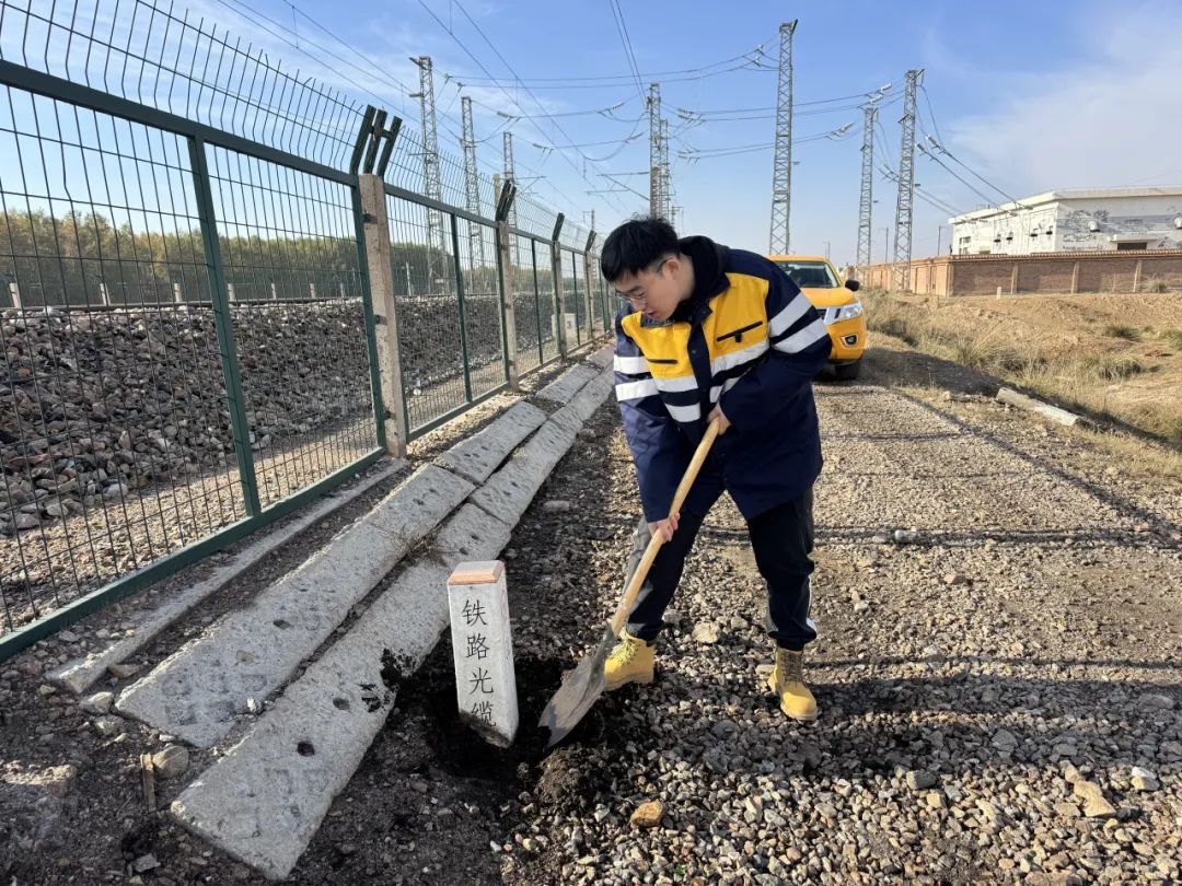 亲戚问我毕业后去哪儿了？我给他发了张工作照