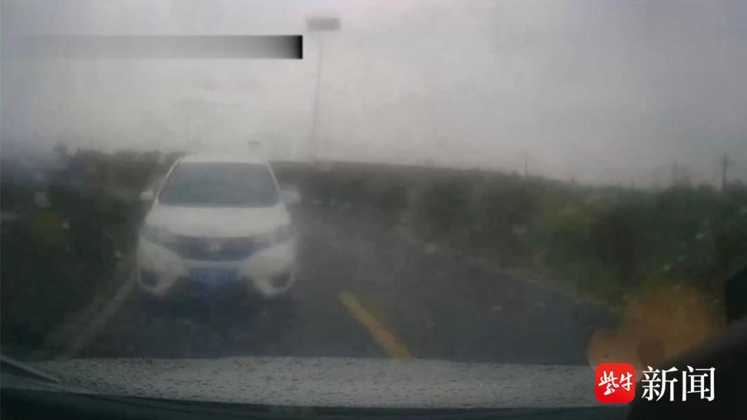 如此转弯要不得!转弯速度有点快,驶至对向车道,撞了 如此转弯要不得!转弯速度有点快,驶至对向车道,撞了