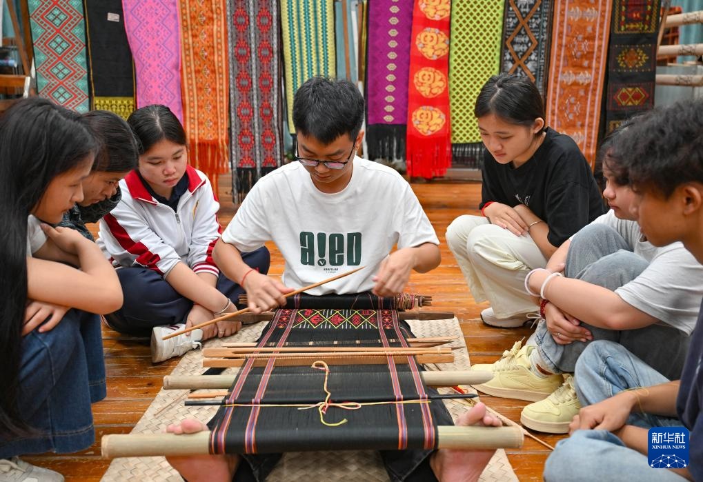 中国之城丨海南五指山：青山满目碧水萦绕的翡翠之城