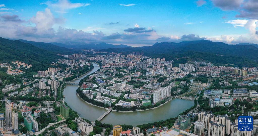 中国之城丨海南五指山：青山满目碧水萦绕的翡翠之城