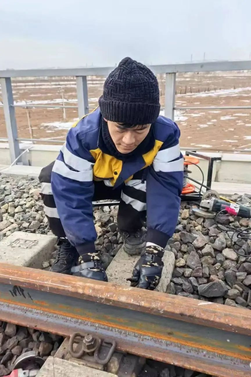 亲戚问我毕业后去哪儿了？我给他发了张工作照