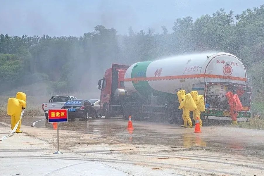 @危化品运输车辆驾驶人,出发前、行车中,这些一定要注意→ @危化品运输车辆驾驶人,出发前、行车中,这些一定要注意→