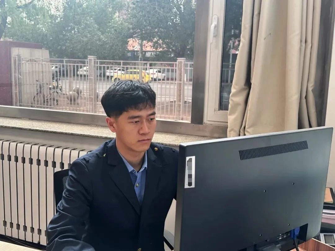 亲戚问我毕业后去哪儿了？我给他发了张工作照