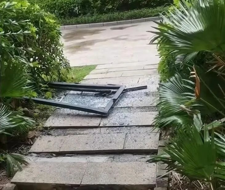 惊险!一扇窗户从21楼降落…… 惊险!一扇窗户从21楼降落……