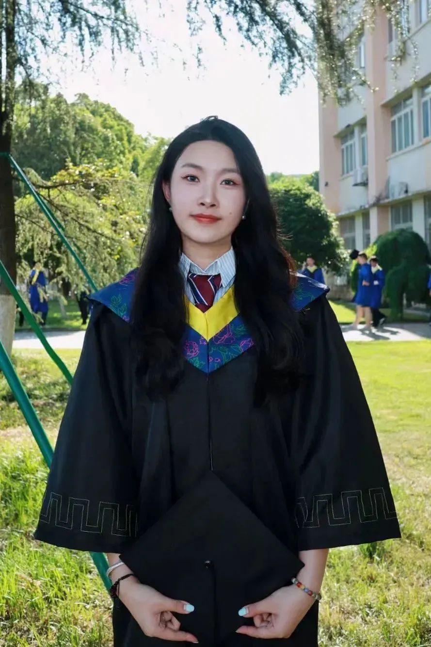 亲戚问我毕业后去哪儿了？我给他发了张工作照