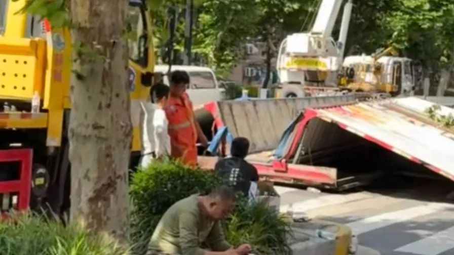 上海街头一声巨响!大货车"外壳"掉地…事发路段临时管制,禁止机动车通行 上海街头一声巨响!大货车"外壳"掉地…事发路段临时管制,禁止机动车通行