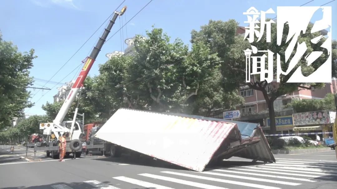 上海街头一声巨响!大货车"外壳"掉地…事发路段临时管制,禁止机动车通行 上海街头一声巨响!大货车"外壳"掉地…事发路段临时管制,禁止机动车通行