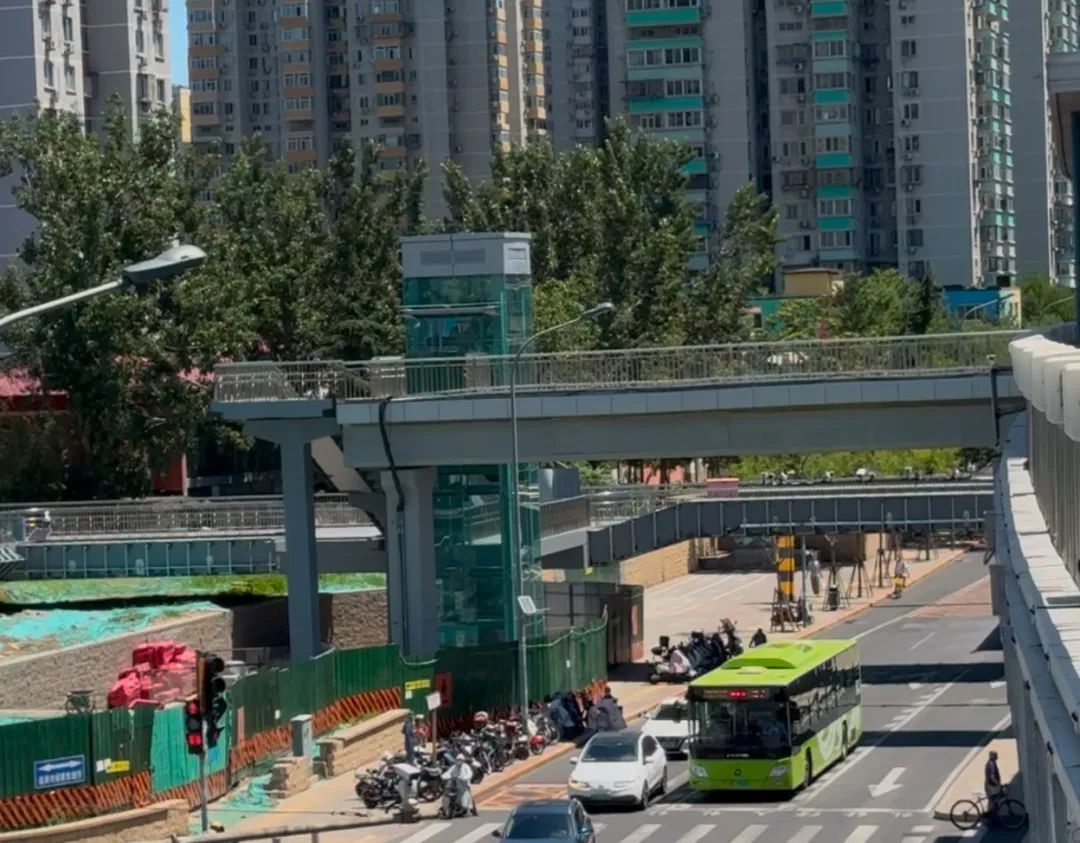 坐公交车得先爬60级台阶?北京市民:太费劲! 坐公交车得先爬60级台阶?北京市民:太费劲!