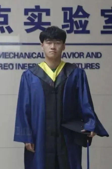 亲戚问我毕业后去哪儿了？我给他发了张工作照