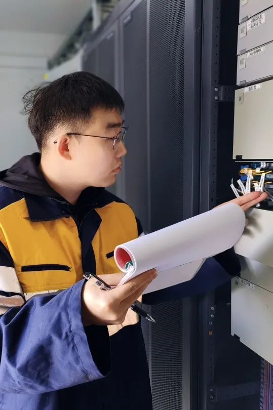 亲戚问我毕业后去哪儿了？我给他发了张工作照