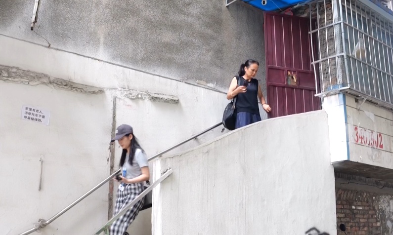 汁水横流、一片狼藉!楼上频繁深夜“空投”垃圾,贵阳大姐崩溃:有家难回! 汁水横流、一片狼藉!楼上频繁深夜“空投”垃圾,贵阳大姐崩溃:有家难回!