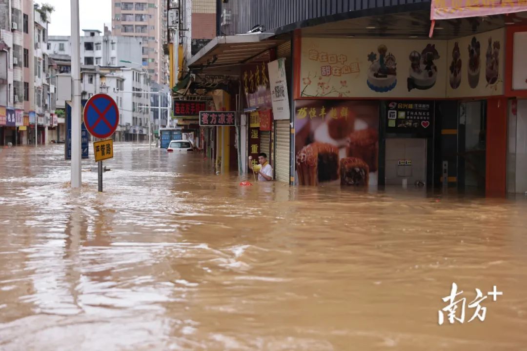 洪水围城,幼童高烧,他们接力托举救援! 洪水围城,幼童高烧,他们接力托举救援!