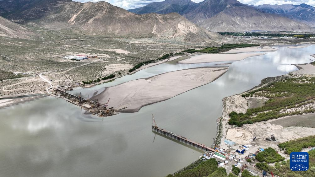 西藏山南萨热路跨江大桥建设进展顺利 西藏山南萨热路跨江大桥建设进展顺利