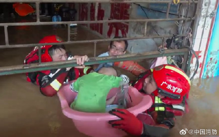 广东多地内涝消防营救转移2402人 广东多地内涝消防营救转移2402人