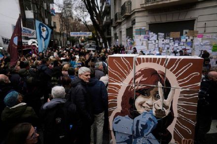 阿根廷前总统克里斯蒂娜开始居家服刑