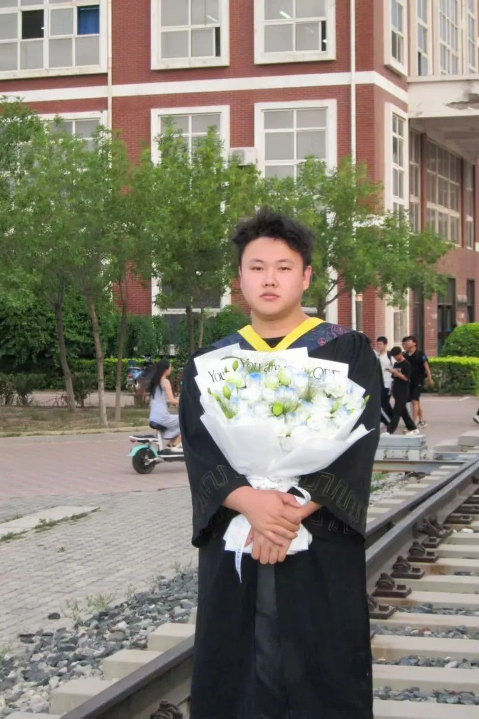 亲戚问我毕业后去哪儿了？我给他发了张工作照