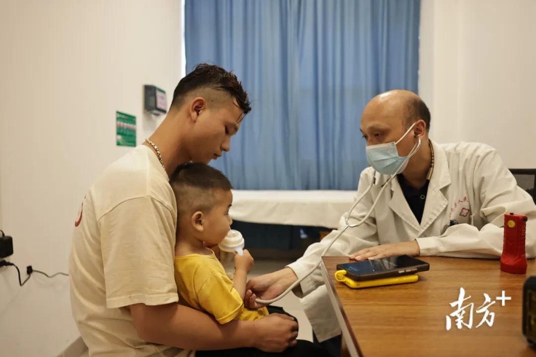 洪水围城,幼童高烧,他们接力托举救援! 洪水围城,幼童高烧,他们接力托举救援!