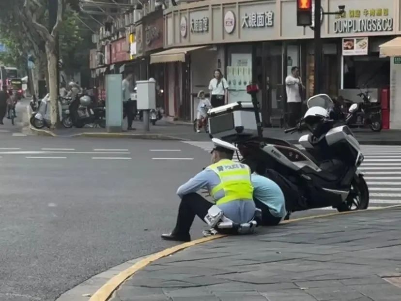 暖暖的!上海一交警席地而坐安抚哭泣男孩,网友:晚高峰的一盏“心灵绿灯” 暖暖的!上海一交警席地而坐安抚哭泣男孩,网友:晚高峰的一盏“心灵绿灯”