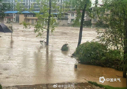 湖南龙山遭遇特大暴雨 河流水位上涨积涝严重 湖南龙山遭遇特大暴雨 河流水位上涨积涝严重