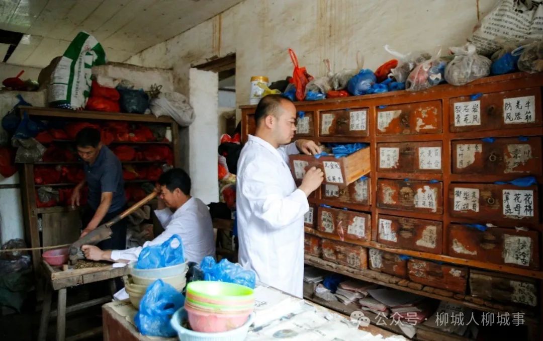 轮椅拐杖追着跑!柳州这个男人,竟“骗”了村民37年 轮椅拐杖追着跑!柳州这个男人,竟“骗”了村民37年