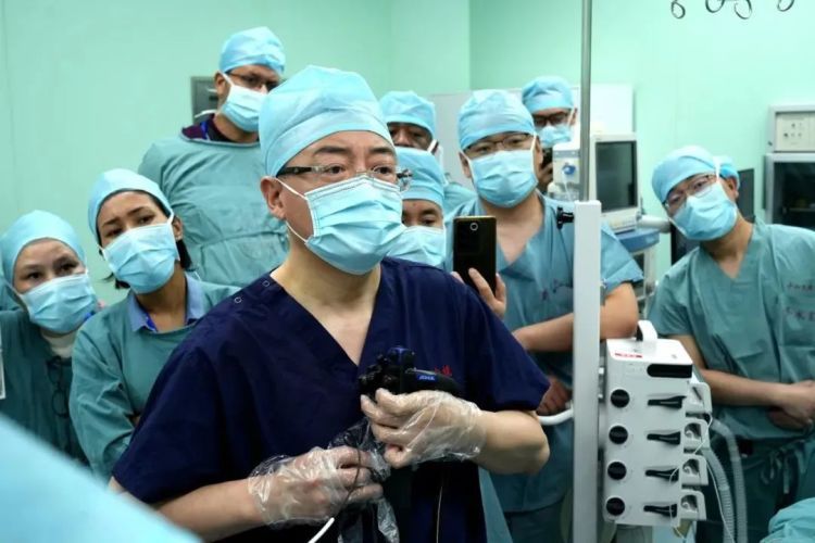 男子旅行时离奇“失忆”，半年后发现腹中躺着一支近15厘米咖啡勺……