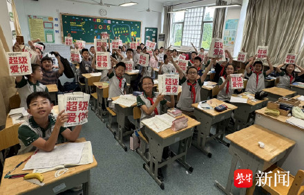 90后教师用6年为学生定制专属毕业礼