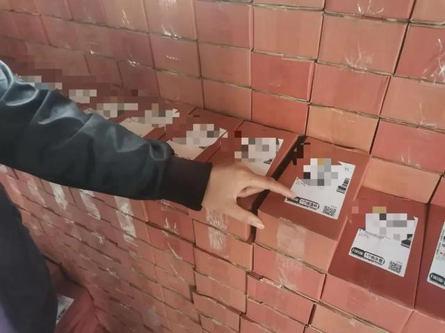 拆包变“坑”?警方起底快递诈骗套路 拆包变“坑”?警方起底快递诈骗套路