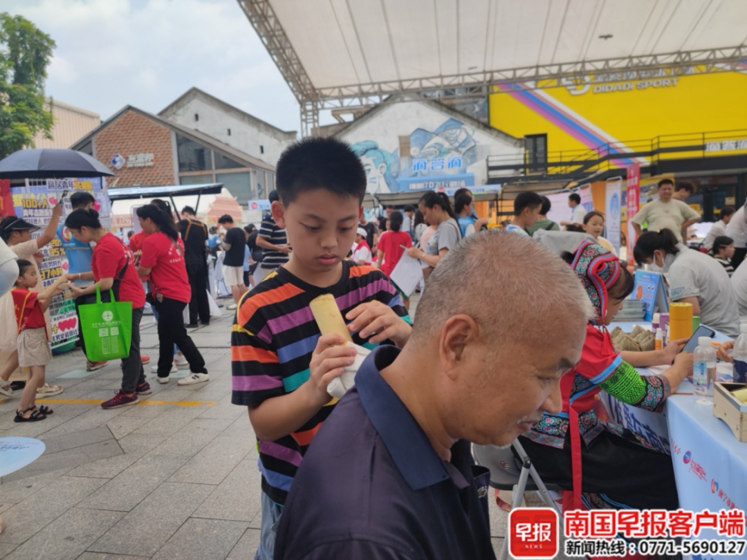 南宁12岁灸疗少年爆火!父亲:儿子5岁开始学中医 南宁12岁灸疗少年爆火!父亲:儿子5岁开始学中医