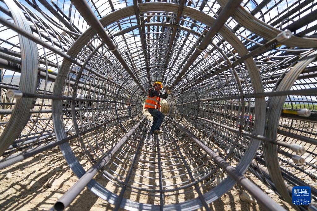 西藏山南萨热路跨江大桥建设进展顺利 西藏山南萨热路跨江大桥建设进展顺利