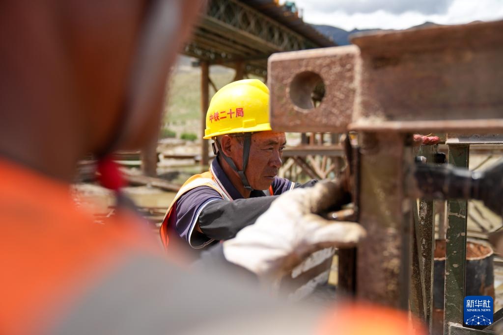 西藏山南萨热路跨江大桥建设进展顺利 西藏山南萨热路跨江大桥建设进展顺利