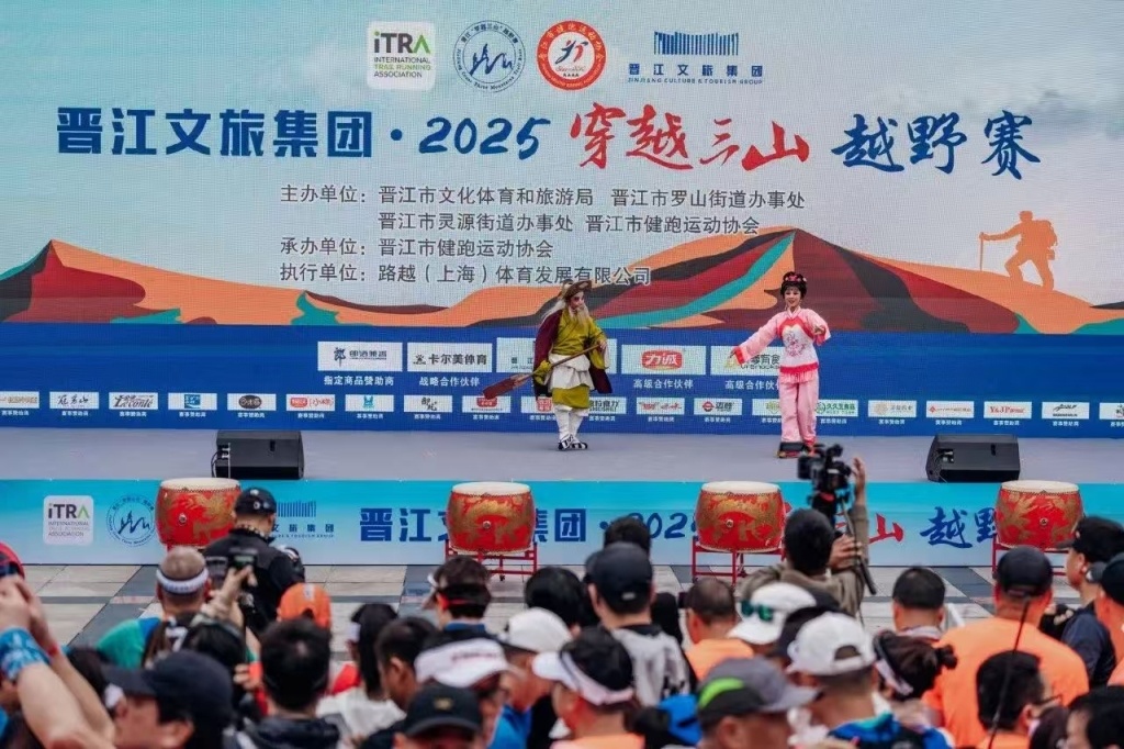 “苏超现象”引发多地深思:怎样踢出文体旅融合的“好球”? “苏超现象”引发多地深思:怎样踢出文体旅融合的“好球”?