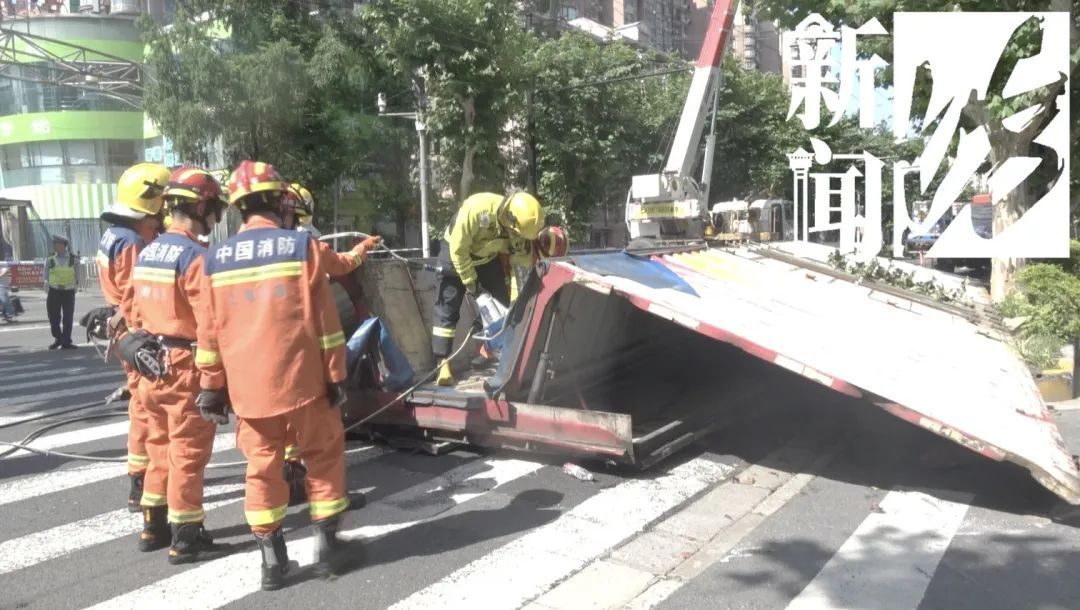 上海街头一声巨响!大货车"外壳"掉地…事发路段临时管制,禁止机动车通行 上海街头一声巨响!大货车"外壳"掉地…事发路段临时管制,禁止机动车通行