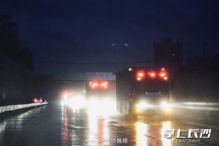 长沙消防连夜驰援湘西防汛救灾 长沙消防连夜驰援湘西防汛救灾