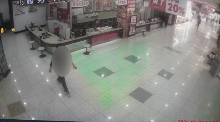 男子狂买200多张购物卡,超市员工赶紧报警! 男子狂买200多张购物卡,超市员工赶紧报警!