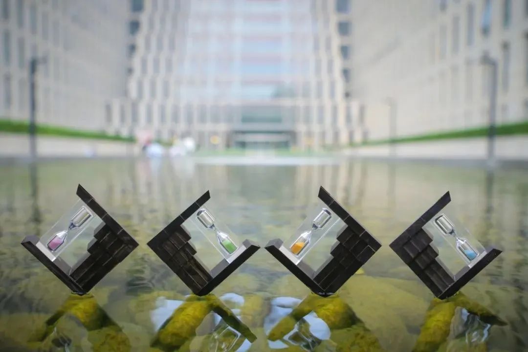 一年一度“凡尔赛”!开箱高校专属毕业礼物 一年一度“凡尔赛”!开箱高校专属毕业礼物