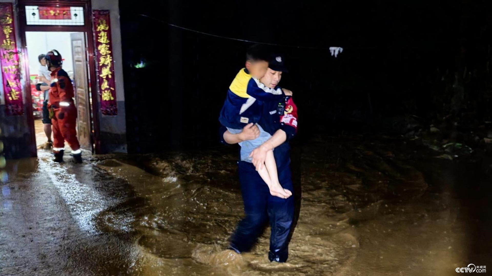 暴雨来袭 云南永善民辅警连夜抢险救援转移群众 暴雨来袭 云南永善民辅警连夜抢险救援转移群众