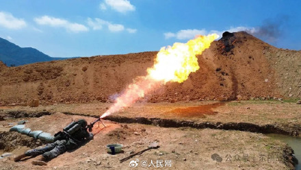 帅!喷火兵实喷训练火力全开 帅!喷火兵实喷训练火力全开