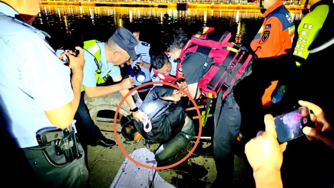 主动跳水拒绝救援!消防员:有的时候我们也挺想报警的🥹 主动跳水拒绝救援!消防员:有的时候我们也挺想报警的🥹