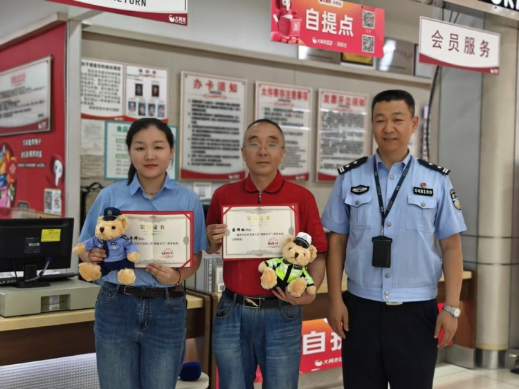 男子狂买200多张购物卡,超市员工赶紧报警! 男子狂买200多张购物卡,超市员工赶紧报警!