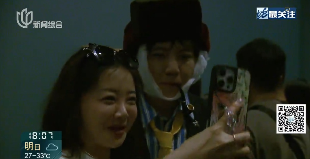 上海知名女主持眼眶红了!很多人顶着烈日在这里绕圈排队,已经限流 上海知名女主持眼眶红了!很多人顶着烈日在这里绕圈排队,已经限流