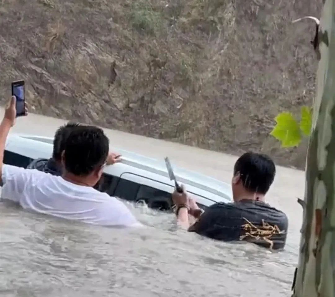 车顶即将被淹没,女子被困命悬一线!男子破窗救人后手臂被划伤:不能见死不救 车顶即将被淹没,女子被困命悬一线!男子破窗救人后手臂被划伤:不能见死不救