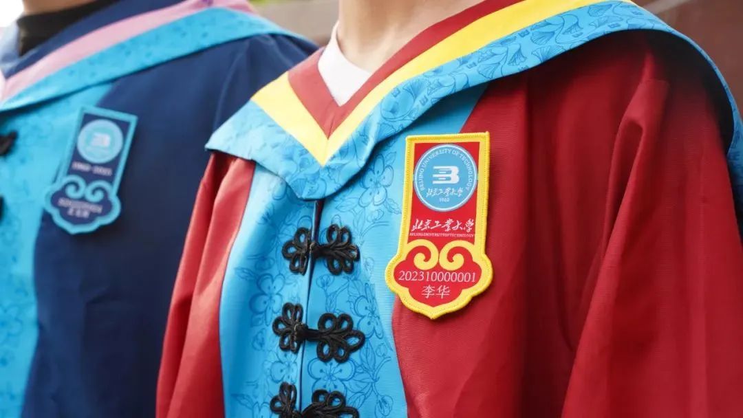 一年一度“凡尔赛”!开箱高校专属毕业礼物 一年一度“凡尔赛”!开箱高校专属毕业礼物