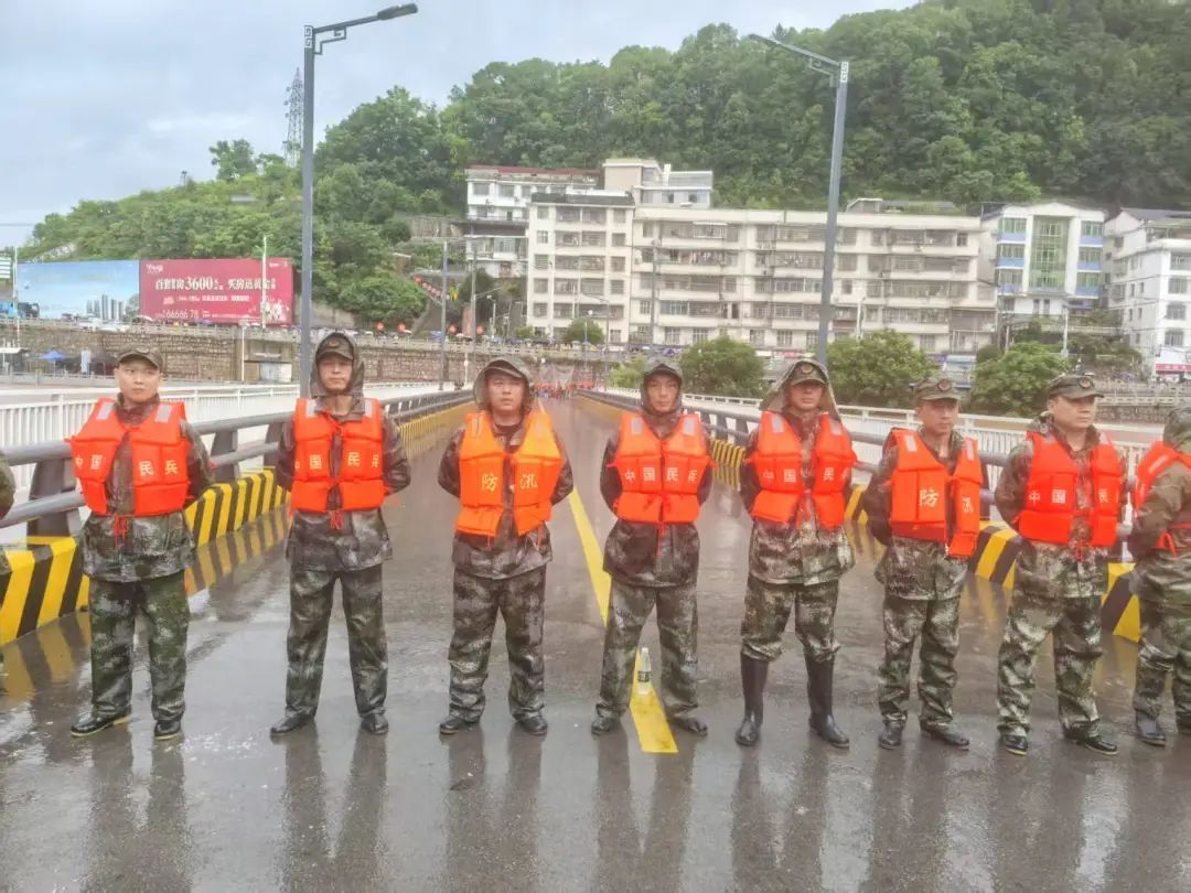 张家界桑植民兵凌晨雨中2小时筑起防洪堤,网友:看到你们不顾危险,眼泪止不住了 张家界桑植民兵凌晨雨中2小时筑起防洪堤,网友:看到你们不顾危险,眼泪止不住了