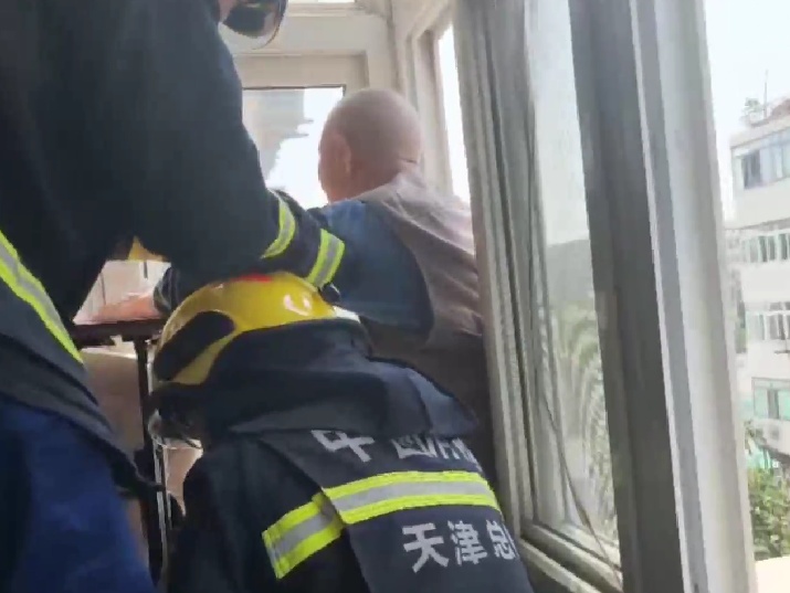 94岁老人爬出4楼窗外竟为“上班”?网友苦笑:自愧不如…… 94岁老人爬出4楼窗外竟为“上班”?网友苦笑:自愧不如……
