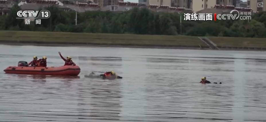 无人机侦察、智能救生艇、水下机器人……闻汛而动!AI赋能应急抢险救援 无人机侦察、智能救生艇、水下机器人……闻汛而动!AI赋能应急抢险救援