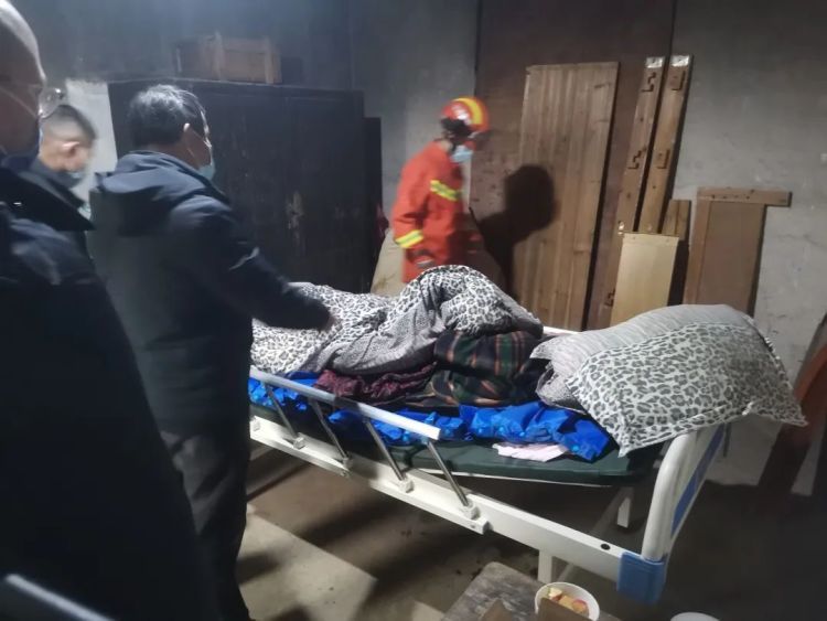 94岁老人爬出4楼窗外竟为“上班”?网友苦笑:自愧不如…… 94岁老人爬出4楼窗外竟为“上班”?网友苦笑:自愧不如……