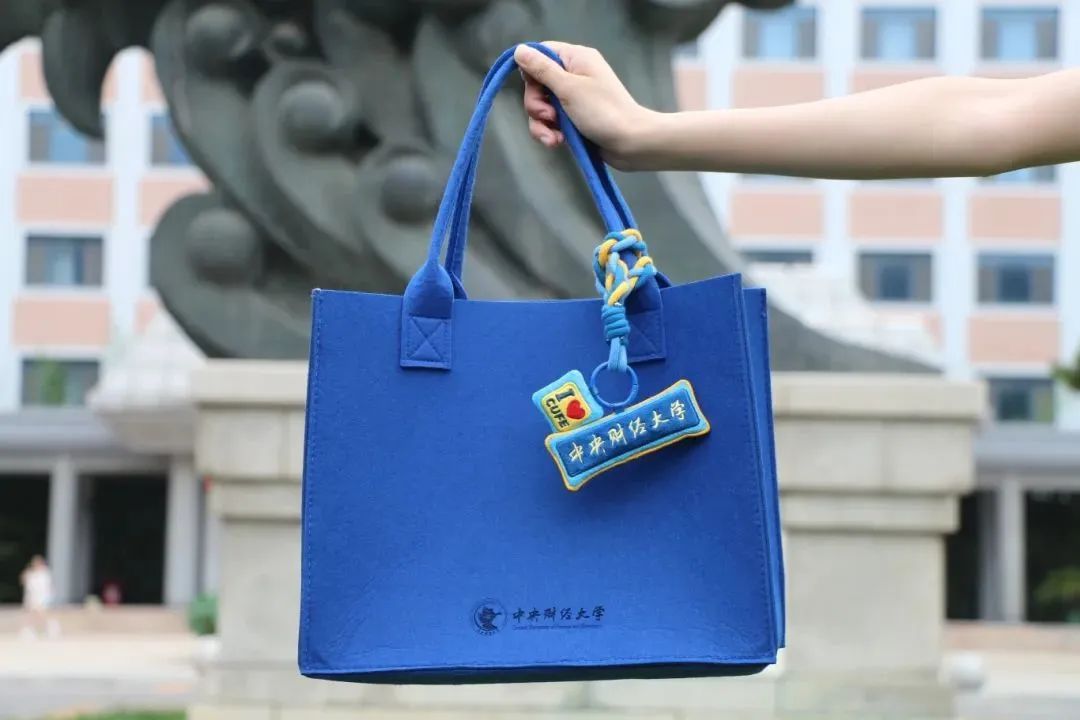 一年一度“凡尔赛”!开箱高校专属毕业礼物 一年一度“凡尔赛”!开箱高校专属毕业礼物