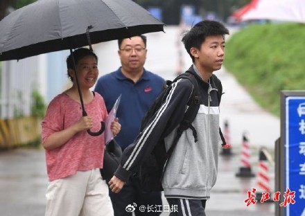 2025年武汉中考今日开考，学生自信从容赴考场