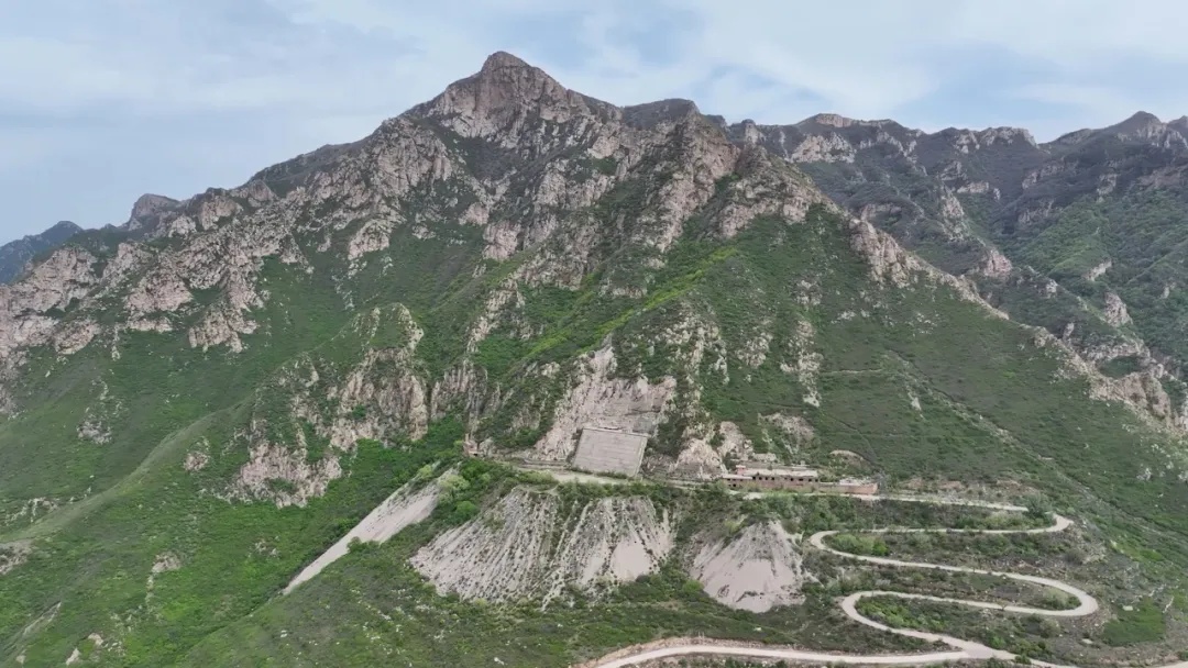 网友看完，缓缓打出4个字：红岸基地！